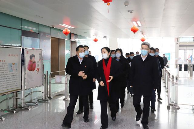 市領(lǐng)導(dǎo)至車站走訪慰問和疫情防控、保供應(yīng)保安全保暢通工作督查